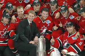 Wayne Gretzky, Mario Lemieux, ao centro, Martin Brodeur, à direita, e o resto da equipa do Canadá rodeiam o troféu do Campeonato do Mundo para uma foto de equipa, depois de derrotarem a Finlândia por 3-2, em Toronto - 14 de setembro, 2004, na última vez que o torneio foi realizado. The Canadian Press / Ryan Remiorz