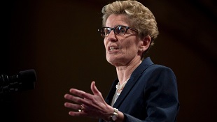 Kathleen Wynne discursa em Otava - 20 de janeiro de 2015. (Adrian Wyld/The Canadian Press)