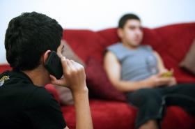 ADOLESCENTES JAPONESAS USAM TELEMÓVEIS SETE HORAS POR DIA — ESTUDO