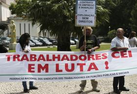 FUNCIONÁRIOS DAS ESCOLAS ENTREGAM ABAIXO-ASSINADO AO GOVERNO