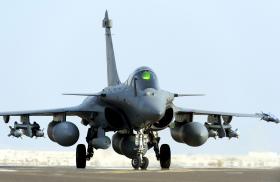 FRANÇA NEGOCEIA VENDA DE AVIÕES E FRAGATA AO EGITO POR 5 A 6 MIL MILHÕES EUROS