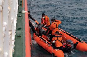 ENCONTRADA ÚLTIMA PARTE DA FUSELAGEM DO AVIÃO DA AIR ASIA