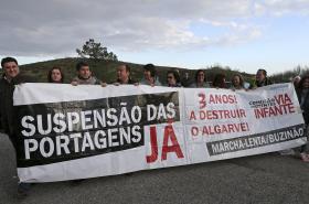 MEIA CENTENA DE VEÍCULOS PROTESTAM CONTRA PORTAGENS NA A22 NA PONTE SOBRE GUADIANA