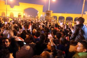 NÚMERO DE MORTOS EM CONFRONTOS ENTRE POLÍCIA E ADEPTOS DE FUTEBOL NO CAIRO SOBE PARA 22