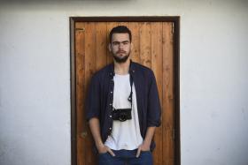 IMAGEM DO FOTOJORNALISTA PORTUGUÊS MÁRIO CRUZ CHEGA ÀS RUAS DA AUSTRÁLIA