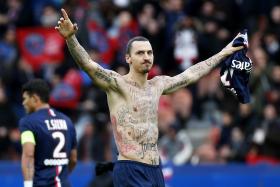 TATUAGENS EXIBIDAS PELO FUTEBOLISTA IBRAHIMOVIC ERAM NOMES DE PESSOAS COM FOME