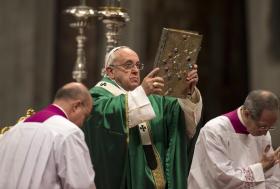 PAPA FRANCISCO PEDE AOS CARDEAIS UMA IGREJA QUE ACOLHA MARGINALIZADOS