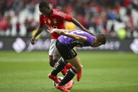BENFICA VENCE VITÓRIA DE SETÚBAL E REPÕE VANTAGEM DE QUATRO PONTOS PARA FC PORTO