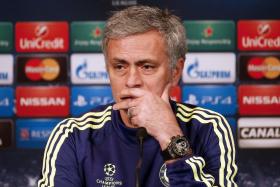 MOURINHO DIZ QUE HÁ JOGADORES QUE ABUSAM DE SIMULAÇÕES E QUE CHELSEA É PERSEGUIDO