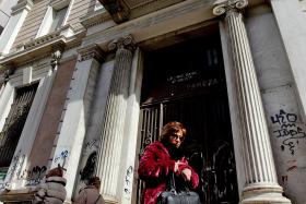 GRÉCIA PROMETE PERDÃO PARCIAL DAS DÍVIDAS AO ESTADO