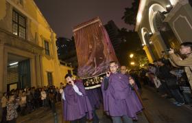 CHUVA IMPEDE PROCISSÃO DO SENHOR DOS PASSOS DE SAIR À RUA EM MACAU