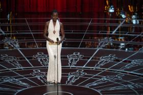 VESTIDO USADO PELA ATRIZ LUPITA NYONG’O NOS ÓSCARES ROUBADO DO QUARTO DE HOTEL