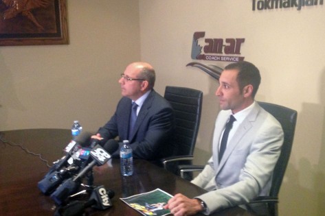 Lee Hacker e Raffi Tokmakjian, à direita, falam numa conferência de imprensa na sede do Grupo Tokmakjian, em setembro de 2014. CityNewsLee Hacker e Raffi Tokmakjian, à direita, falam numa conferência de imprensa na sede do Grupo Tokmakjian, em setembro de 2014. CityNews