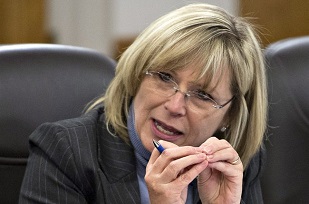 LUGAR DA MINISTRA FRANCINE  CHARBONNEAU EM RISCO