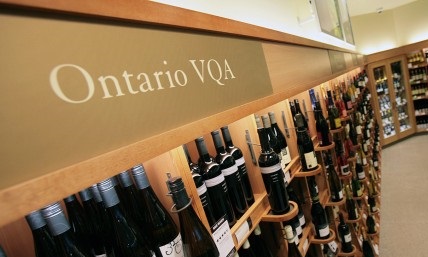Foto de arquivo de uma seleção de vinhos VQA do Ontário, numa loja LCBO. The Canadian Press / Kenneth Armstrong