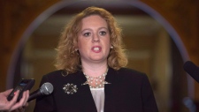 Lisa MacLeod, MPP do partido Conservador por Nepean-Carleton, fala aos repórteres no Queen’s Park, em Toronto - 15 de abril de 2014. (The Canadian Press / Darren Calabrese)
