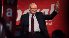 Wade MacLauchlan acena para a multidão, no momento em que ele é aclamado líder na convenção de liderança do partido Liberal da Prince Edward Island, em Charlottetown - 21 de fevereiro de 2015. (Andrew Vaughan / The Canadian Press)