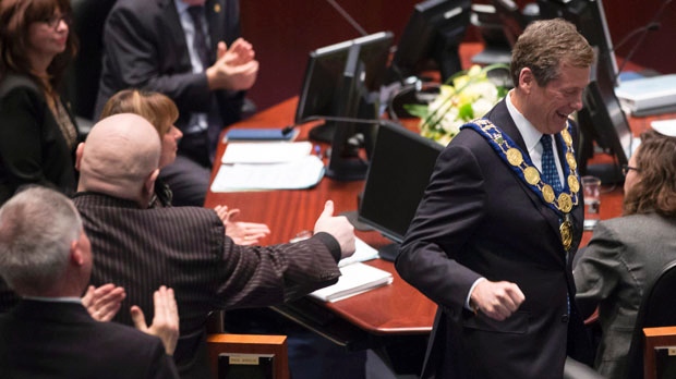 O novo presidente de Toronton, John Tory, à direita, durante uma cerimónia de inauguração, em Toronto - 2 de dezembro de 2014. The Canadian Press / Chris Young