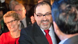 A primeira-ministra do Ontário, Kathleen Wynne, e o Liberal Glenn Thibeault comemoram a sua vitória na eleição intercalar em Sudbury, Ontário - 5 de fevereiro de 2014. (The Canadian Press / Thomas Duncan)