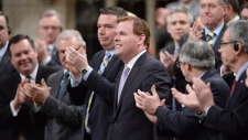 Christine Elliott abraça um dos seus filhos, depois de anunciar a sua candidatura para concorrer à liderança do PC Ontário, em Toronto - 8 de novembro de 2014. (The Canadian Press / Frank Gunn)