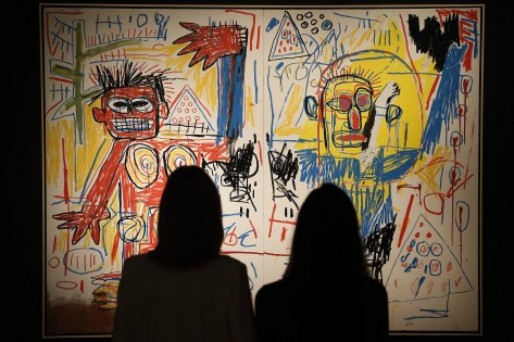 Visitantes olham para uma pintura sem título de Jean-Michel Basquiat, parte de um leilão de verão, nesta foto de arquivo. (AP Photo / Frank Augstein)
