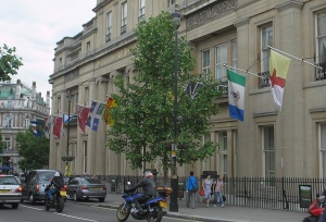 O Canadá reuniu os escritórios que foram abrigados anteriormente em dois edifícios – a Macdonald House e a Canada House - na Trafalgar Square, em Londres. (Tamatisk / Wikimedia)