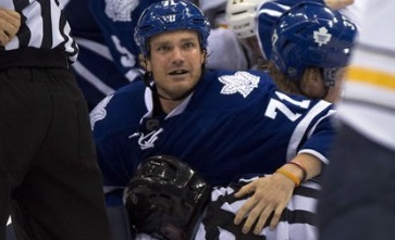 David Clarkson, durante uma luta, em 22 de setembro. The Canadian Press / Frank Gunn