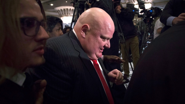 Rob Ford tenta passar por uma multidão de apoiantes, depois de dar o seu discurso de vitória na noite da eleição provincial em Toronto - 27 de outubro de 2014. (The Canadian Press / Darren Calabrese)