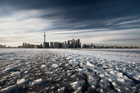 Uma vista para o Lago Ontário, quando o ferry da Toronto Islands se aproxima do centro de Toronto, nesta foto de arquivo. FLICKR / Sam Javanrouh