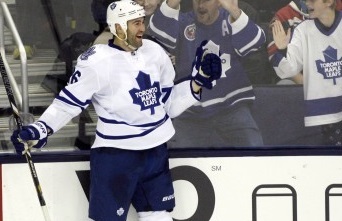 Daniel Winnik (26), dos Toronto Maple Leafs, comemora o seu primeiro golo da temporada contra os Columbus Blue Jackets, no terceiro período de um jogo de hóquei da NHL - 31 de outubro de 2014, em Columbus, Ohio. THE ASSOCIATED PRESS / Mike Munden
