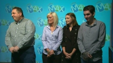 Gregory e Tammy Nikolopolous, junto com os seus filhos Caiden e Jennifer, recebem o cheque de 50 milhões de dólares do jackpot Lotto Max, em Toronto - 9 fevereiro, 2015