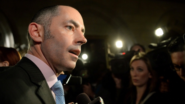 O diretor de comunicações do primeiro-ministro Stephen Harper, Jason MacDonald, fala aos repórteres no “foyer” da Câmara dos Comuns no Parliament Hill em Otava. Foto de arquivo. (The Canadian Press / Sean Kilpatrick)