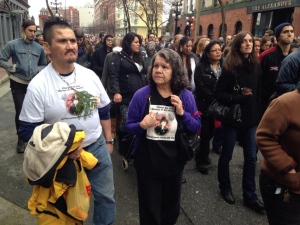 Cerca de mil pessoas saíram à rua em Vancouver, no sábado, para marchar em memória das mulheres aborígenes desaparecidas e assassinadas. (Jeff Harrington.CBC)
