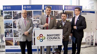 O presidente de Richmond, Malcolm Bodie, e o presidente de Vancouver, Gregor Robertson, membros do Conselho de Presidentes, falam durante uma conferência de imprensa em Richmond, B.C., com Gavin McGarrigle e Iain Black - 25 de fevereiro de 2015. (CTV)