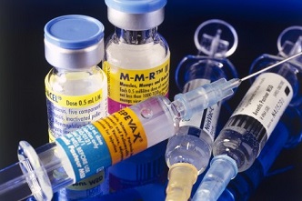 Várias vacinas primárias (infância) em frascos e seringas com rótulos. THE CANADIAN PRESSVárias vacinas primárias (infância) em frascos e seringas com rótulos. THE CANADIAN PRESS