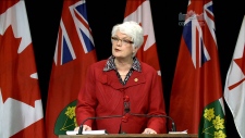 A ministra da Educação Ontario Liz Sandals fala aos repórteres no Queen’s Park, segunda-feira, 23 de fevereiro, 2015.