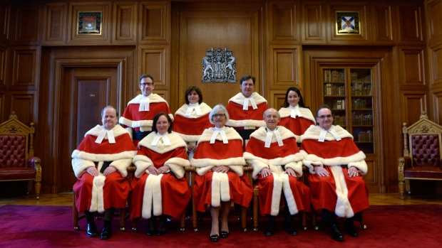 Os juízes do Supremo Tribunal posam para uma foto de grupo, durante a cerimónia oficial de boas-vindas ao Supremo Tribunal do Canadá da Juiza Suzanne Cote, no Supremo Tribunal em Otava - 10 de fevereiro, 2015. (Adrian Wyld / The Canadian Press)