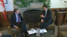 O presidente de Toronto John Tory é retratado numa reunião com o líder Liberal Justin Trudeau em Otava - 17 de fevereiro, 2015