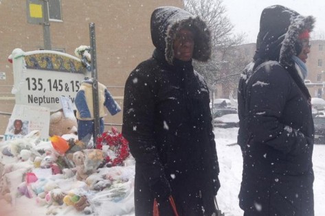 Pessoas aglomeraram-se no sábado, junto de um memorial criado para Elijah Marsh, perto de um apartamento na Neptune Drive. (Anna Vlachos / CityNews)
