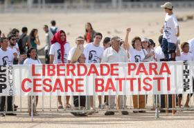 LIBERTADO ESCRITOR ITALIANO CESARE BATTISTI DEPOIS DE TER SIDO DETIDO NO BRASIL