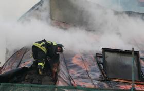 INCÊNDIO DESTRÓI CENTRO COMERCIAL NA RÚSSIA E CAUSA PELO MENOS CINCO MORTOS