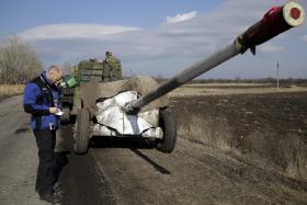 PRESIDENTE UCRANIANO CONFIRMA RETIRADA DE ARMAS PESADAS DO LESTE DA UCRÂNIA