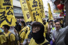 POLÍCIA DE HONG KONG DETÉM 33 PESSOAS EM MANIFESTAÇÃO CONTRA TURISTAS CHINESES
