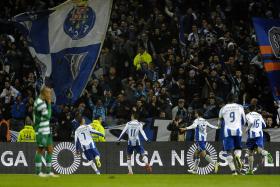 FC PORTO VENCE SPORTING, COM TRÊS DE TELLO, E SEGUE A QUATRO PONTOS DO BENFICA