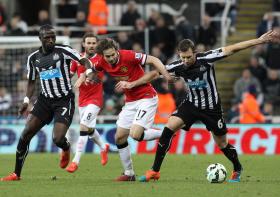 CISSE E EVANS SUSPENSOS COM SETE E SEIS JOGOS PELA LIGA INGLESA POR SE TEREM CUSPIDO