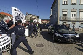 LESADOS DO BES PROTESTARAM EM ESPOSENDE E FORAM RECEBIDOS POR ASSESSOR DE CAVACO