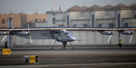 AVIÃO SOLAR DESCOLA DE ABU DHABI PARA PRIMEIRA VOLTA AO MUNDO SEM COMBUSTÍVEL