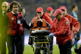 DANILO SAI DE AMBULÂNCIA DO ESTÁDIO DO DRAGÃO APÓS CHOQUE COM FABIANO