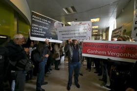 BES: DEZENAS DE PESSOAS INVADEM INSTALAÇÕES DO MILLENIUM BCP E MONTEPIO DE VISEU