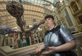 VALQUÍRIA GIGANTE DE JOANA VASCONCELOS “TOMA CONTA” DE PRAÇA DE CASINO EM MACAU